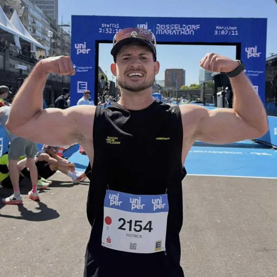 Patrick Rausch im Ziel des Düsseldorf Marathon