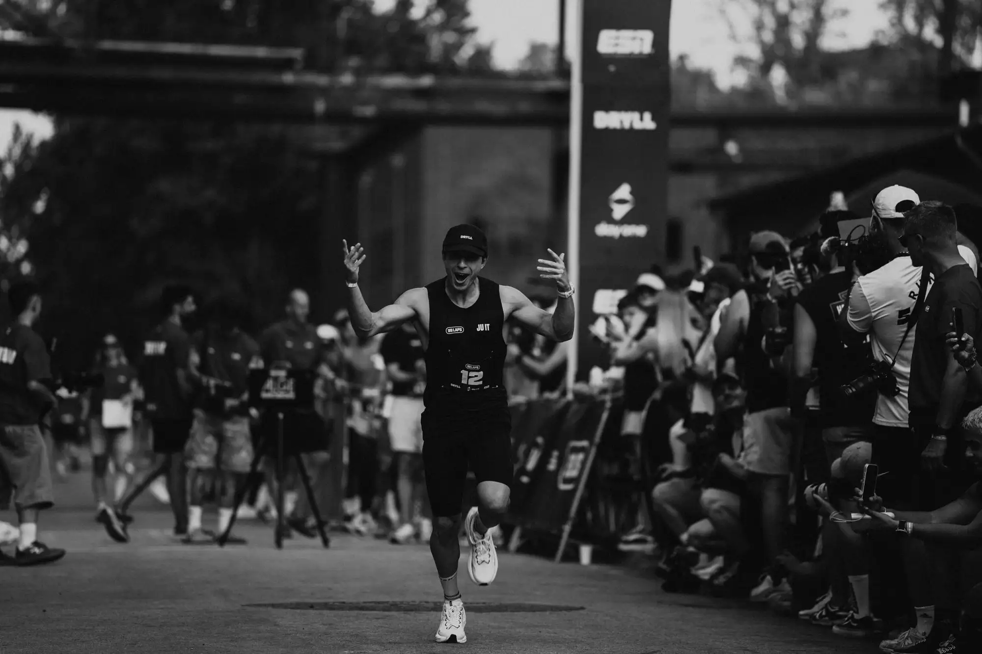 Alessandro beim 99 Laps 24-Stunden-Lauf 2026, Arme oben, Zuschauer am Streckenrand