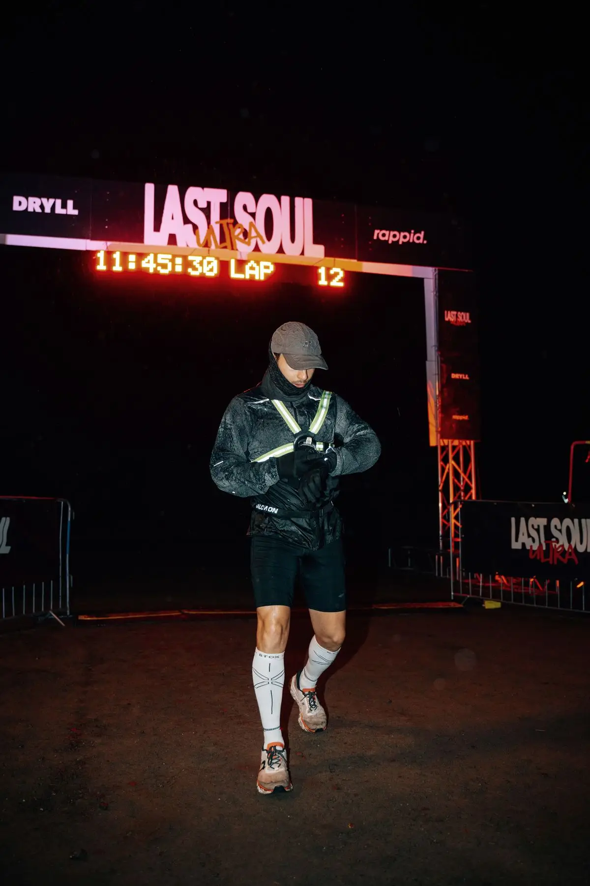 Alessandro nachts beim Last Soul Ultra 2025 unter dem Startbogen, Anzeige 11:45 Stunden, Runde 12